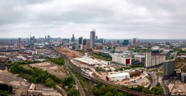 BIRMINGHAM, İngiltere - 24 Nisan 2025. Birmingham şehrinin hava panoramik manzarası. Curzon Caddesi 'ndeki Üniversite binalarının yanında HS2 inşaat alanı var.