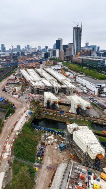 BIRMINGHAM, İngiltere - 24 Nisan 2025. Birmingham şehrinin hava dikey panoramik manzarası. Curzon Caddesi 'ndeki Üniversite binalarının yanında HS2 inşaat alanı var.