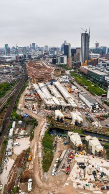 BIRMINGHAM, İngiltere - 24 Nisan 2025. Birmingham şehrinin hava dikey panoramik manzarası. Curzon Caddesi 'ndeki Üniversite binalarının yanında HS2 inşaat alanı var.