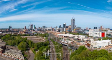 Birmingham şehrinin hava panoramik manzarası HS2 inşaat alanı ve Curzon Caddesi 'ndeki Üniversite binaları boyunca uzanan demiryolu hatları ile gökyüzü.