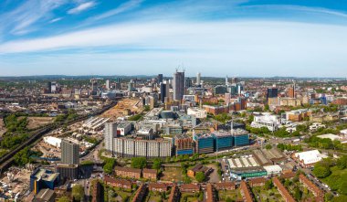 Birmingham şehrinin panoramik hava manzarası Birmingham ve Aston Üniversitesi binaları ve şehir merkezindeki HS2 şantiyeli gökdelen binaları ile İngiltere 'de gökdelenler.