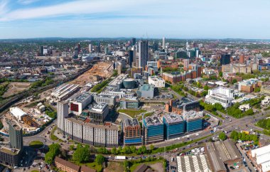 Birmingham şehrinin panoramik hava manzarası Birmingham ve Aston Üniversitesi binaları ve şehir merkezindeki HS2 şantiyeli gökdelen binaları ile İngiltere 'de gökdelenler.