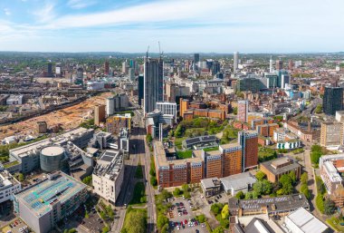 Birmingham şehrinin panoramik hava manzarası Birmingham ve Aston Üniversitesi binaları ve şehir merkezindeki HS2 şantiyeli gökdelen binaları ile İngiltere 'de gökdelenler.