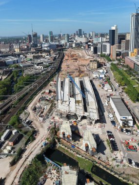 Birmingham şehrinin hava dikey görüntüsü HS2 şantiyesi ve tren rayları ile birlikte Curzon Caddesi 'ndeki yeni istasyona doğru ilerliyor.