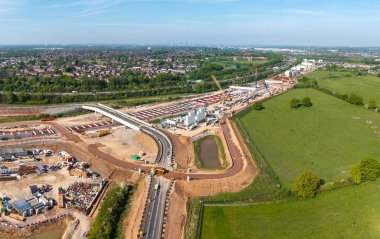 Birmingham 'ın güneyindeki Water Orton ve Coleshill Parkway yakınlarındaki HS2 yüksek hızlı demiryolu inşaatı alanının havadan panoramik görüntüsü.