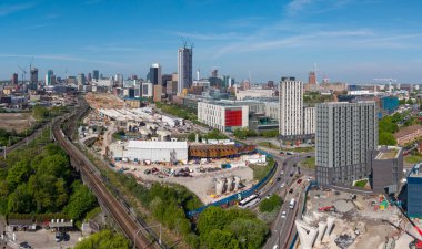 Birmingham şehrinin hava panoramik manzarası HS2 inşaat alanı ve Curzon Caddesi 'ndeki Üniversite binaları boyunca uzanan demiryolu hatları ile gökyüzü.