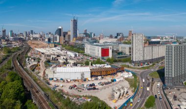 Birmingham şehrinin hava panoramik manzarası HS2 inşaat alanı ve Curzon Caddesi 'ndeki Üniversite binaları boyunca uzanan demiryolu hatları ile gökyüzü.