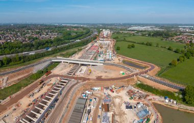 Birmingham 'ın güneyindeki Water Orton ve Coleshill Parkway yakınlarındaki HS2 yüksek hızlı demiryolu inşaatı alanının havadan panoramik görüntüsü.