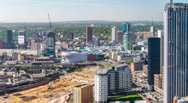 Birmingham şehrinin hava panoramik manzarası HS2 inşaat alanı ve Curzon Caddesi 'ndeki Üniversite binaları boyunca uzanan demiryolu hatları ile gökyüzü.