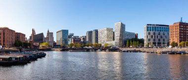 Saltheouse Rıhtımı, Liverpool, İngiltere - 3 Mayıs 2025. Liverpool 'un Albert Rıhtımı' ndaki Salthouse Rıhtımı 'nın manzarası güneşli bir günde gökyüzü manzaralı.