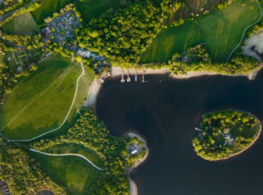 Derwent Adası 'nın hemen üzerindeki hava manzarası feribot iskelesi ve İngiltere' nin Keswick Lake District kasabası ile Derwent Water sahil şeridine yakındır.