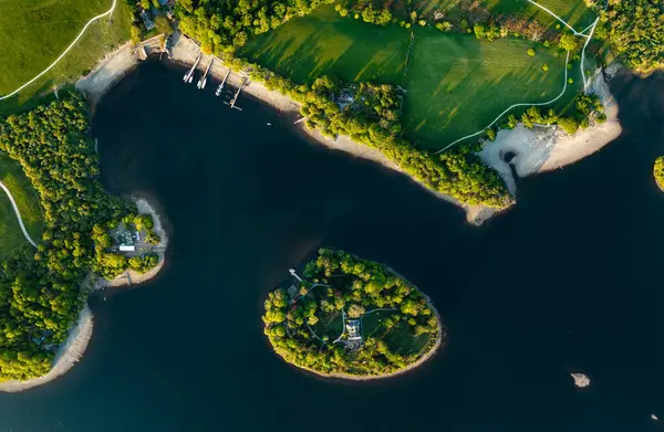 Derwent Adası 'nın hemen üzerindeki hava manzarası feribot iskelesi ve İngiltere' nin Keswick Lake District kasabası ile Derwent Water sahil şeridine yakındır.