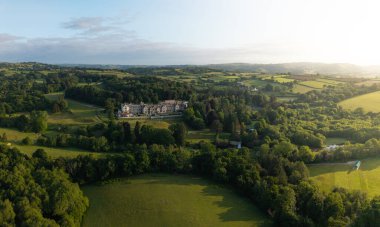 DARTMOOR, İngiltere - Haziran 12025. Beş yıldızlı bir otel ve golf sahası olan Dartmoor Ulusal Parkı 'ndaki Bovey Kalesi Oteli' nin antik mimari ve malikanesinin havadan görünüşü.