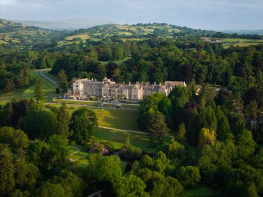 DARTMOOR, İngiltere - Haziran 12025. Beş yıldızlı bir otel ve golf sahası olan Dartmoor Ulusal Parkı 'ndaki Bovey Kalesi Oteli' nin antik mimari ve malikanesinin havadan görünüşü.