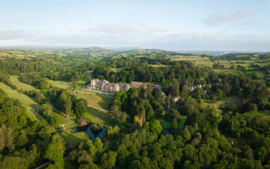 DARTMOOR, İngiltere - Haziran 12025. Beş yıldızlı bir otel ve golf sahası olan Dartmoor Ulusal Parkı 'ndaki Bovey Kalesi Oteli' nin antik mimari ve malikanesinin havadan görünüşü.