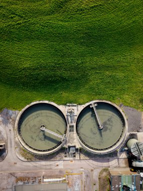 Kirli suyu içme suyuna filtreleyen atık su tanklarının hemen üstündeki hava görüntüsü kopyalama alanında çalışıyor.