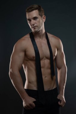 Kravatlı kaslı adam 