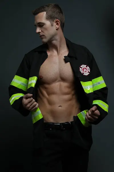 Tişörtsüz İtfaiyeci Adam Pozisyonu