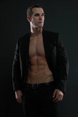 Tişörtsüz, takım elbiseli, temiz kesim bir adam...