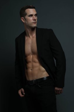 Tişörtsüz milyarder ceketini çıkarıyor.