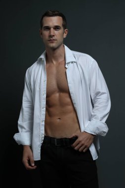 Gömlek açık ve erkek model dört gözle bekliyor.