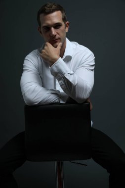 Beyaz gömlekli yakışıklı bir adamın portresi.