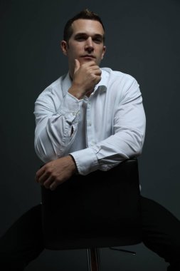 Şirin adam. Yaklaş ve ellerin çenende otur.