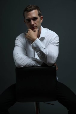 Kendine güvenen çekici erkek portresi