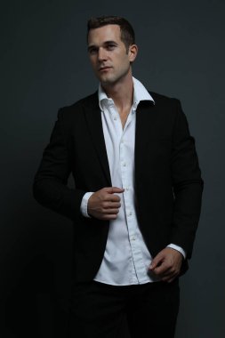 Siyah ceketli bir erkek model.