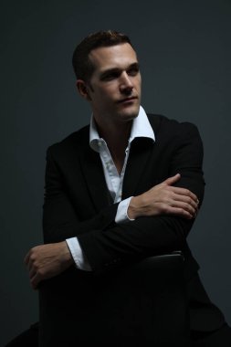 Yaklaş. Takım elbiseli seksi adam.
