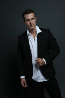 Takım elbiseli erkek model.