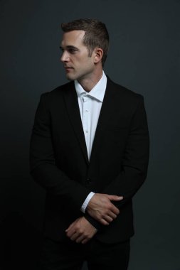 Takım elbiseli milyarder.