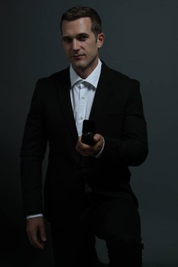 Adam yüzükle evlenme teklif