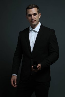 Genç adam yüzük kutusuyla evlenme teklif ediyor.