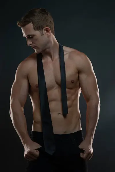 Kravatsız, kaslı bir erkek.