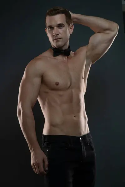 Papyonlu, poz veren ve bel gösteren vücut geliştirici.