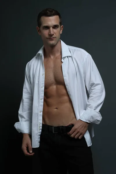 Karın kaslarını göstermek için beyaz yakalı gömlek.