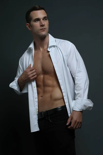 Karın kaslarını gösteren açık gömlek