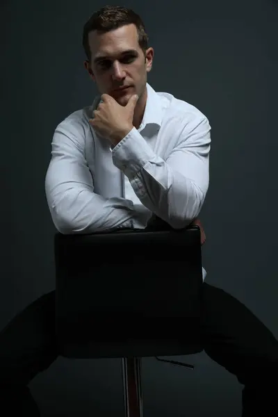 Beyaz gömlekli yakışıklı bir adamın portresi.