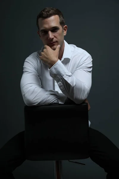 Kendine güvenen çekici erkek portresi