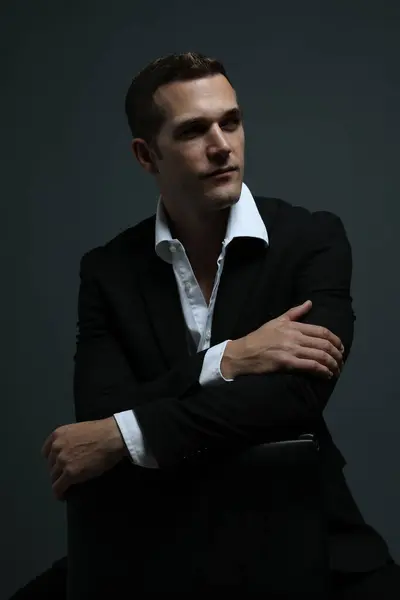 Yaklaş. Takım elbiseli seksi adam.