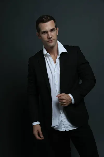 Takım elbiseli erkek model.