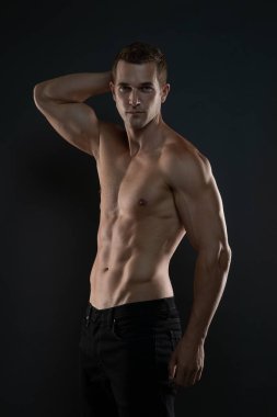 Fitness erkek modeli ciddi görünüyor.