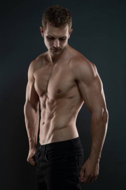 Üstsüz bir erkek modelin romantizm kitabı kapağı resmi.