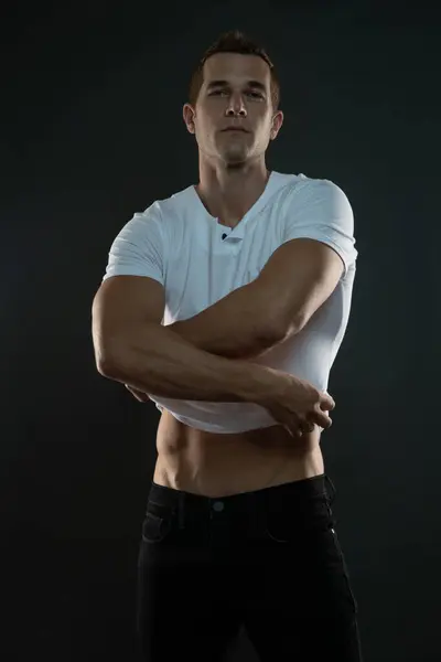 Gömleklerimi çıkarıyorum.