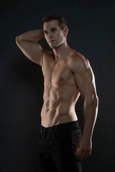 Fitness Modeli ciddi görünerek yana döndü