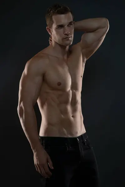 Üstsüz erkek mankenle romantik kitap kapağı resmi