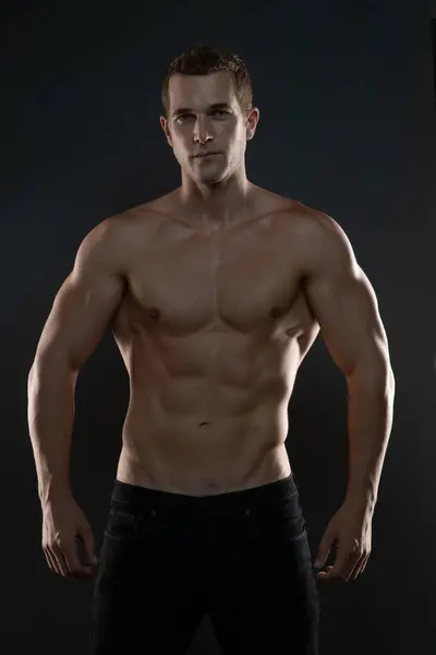 Fitness modeli poz veriyor ve ileriye bakıyor