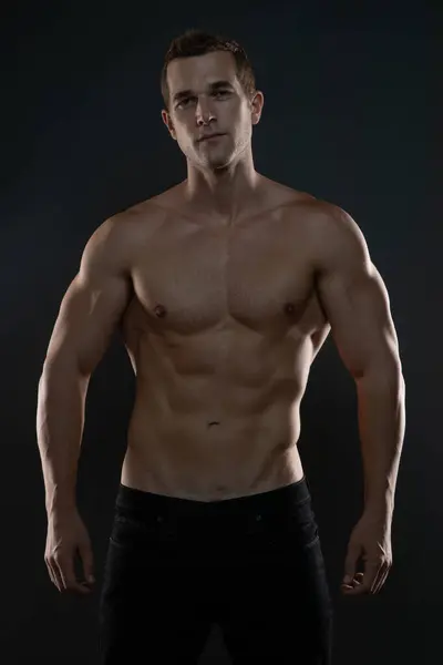 Vücut geliştirici kaslı vücudu ileriye bakıyor