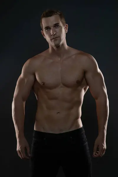 Romantizm kitabı kapağı için poz veren çekici gömleksiz adam.